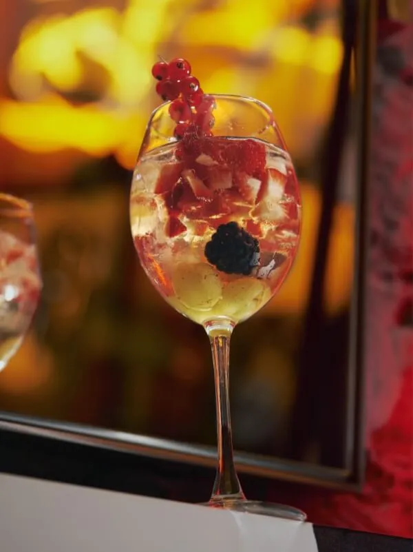 Miss Kō - Cocktail with fruits in front of a mirror of the restaurant