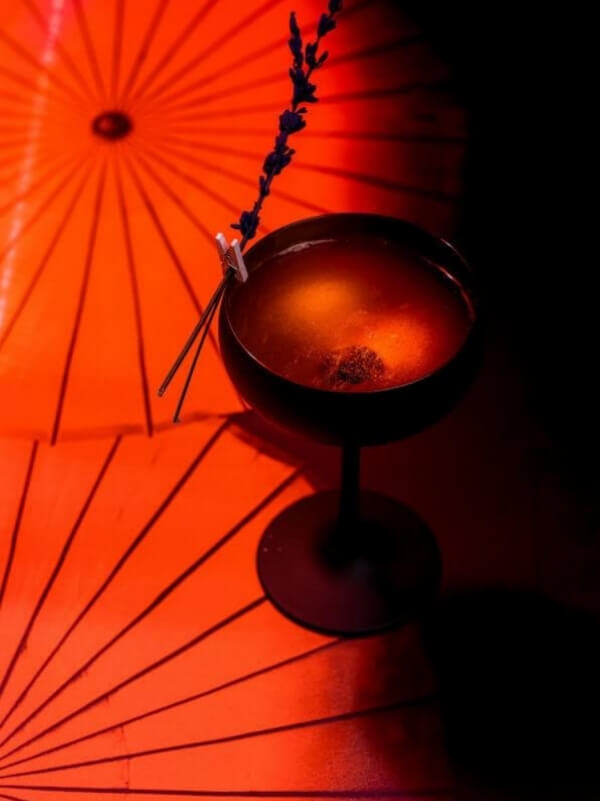 Miss Kō - Photographie d'un cocktail dans un verre à pied