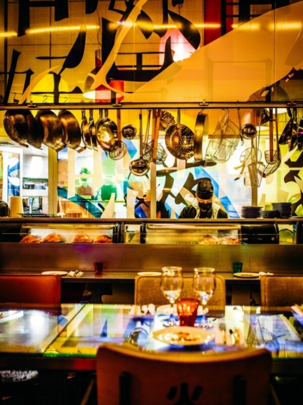 Miss Kō - Photograph of the restaurant's room with a glimpse of the cuisine