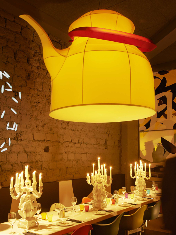 Miss Kō - Photograph of a teapot-shaped chandelier at the restaurant